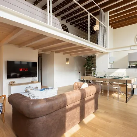 In The Old Town Of - Monicacomoapartment דירה